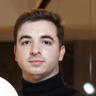 Adrián González, Producto y análisis